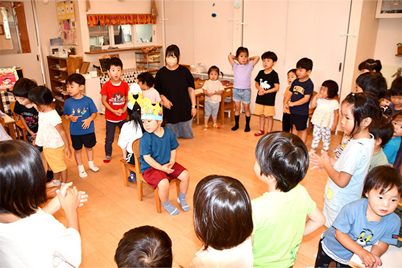 みんなでお祝いする誕生日会